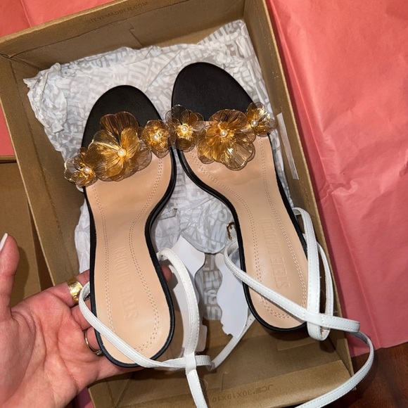 Steve Madden Black Sandals with Gold Floral Accents - Picture 3 of 6